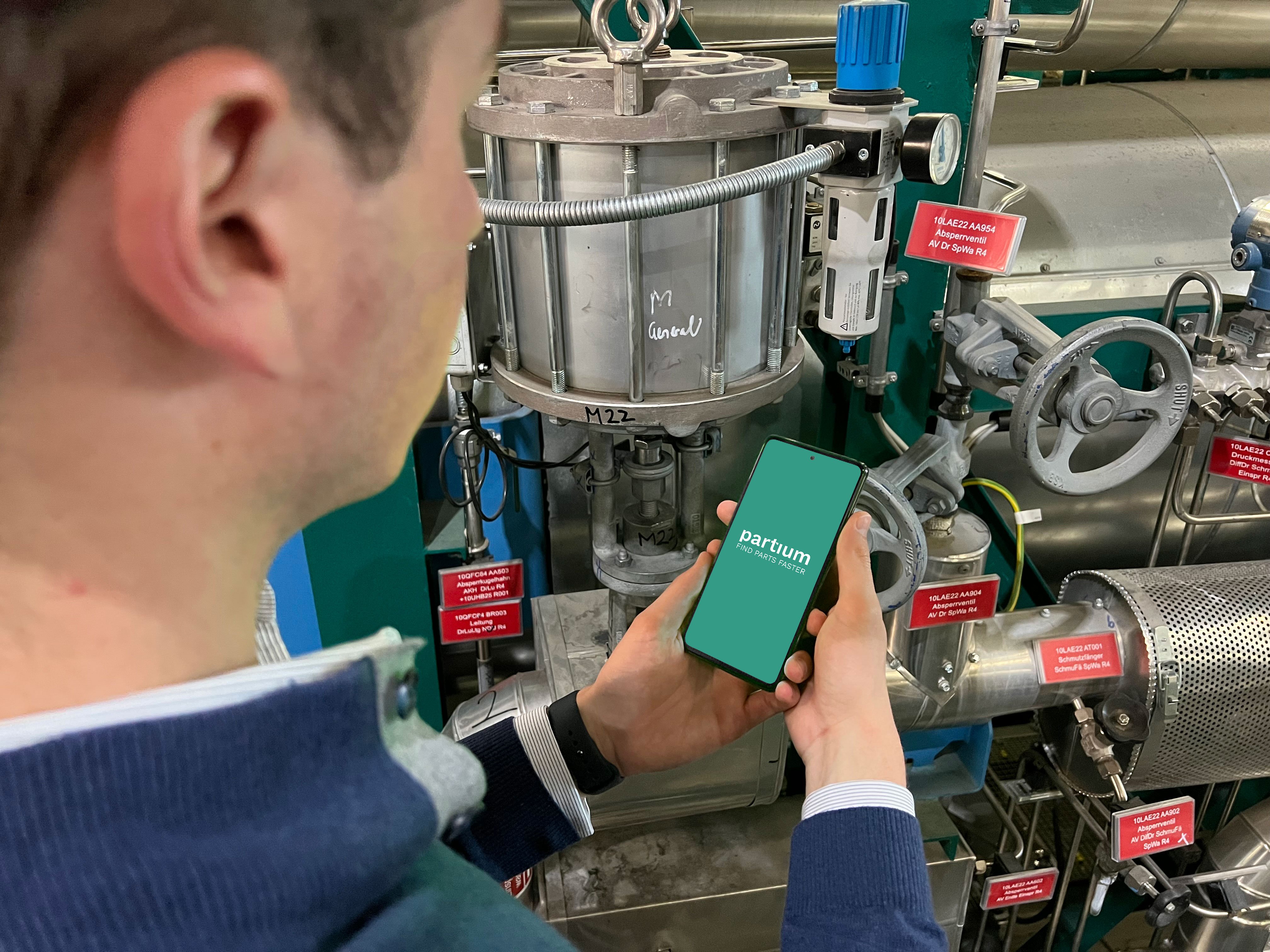 a technician using partium to help him find a part for a machine to repair