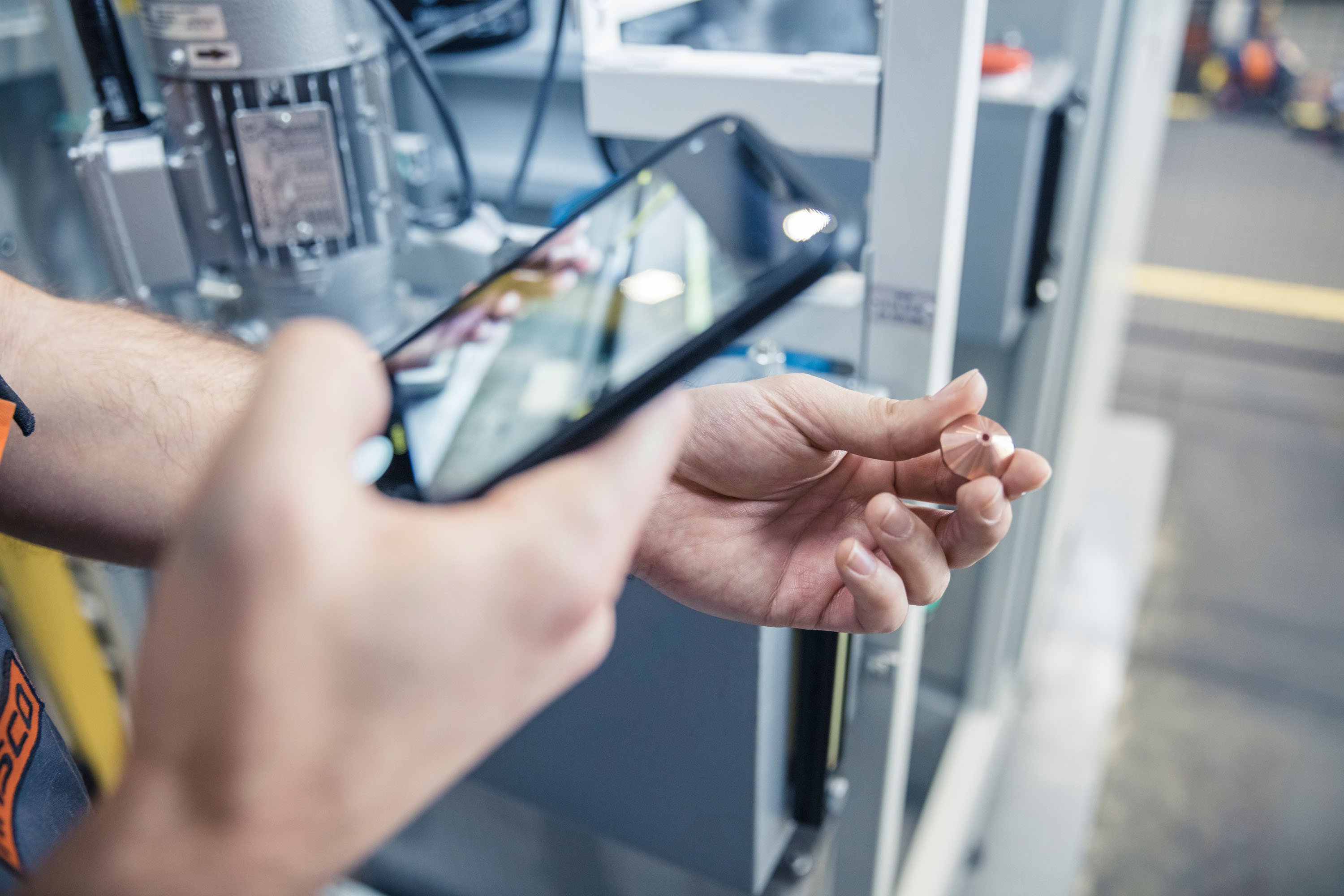 a shop employee using Partium to find the spare they are looking for instore